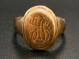 une image représentant une bague en or sur laquelle figure un monogramme