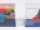 deux petites voitures qui se trouvent dans une boîte transparente