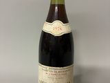 une bouteille de vin posée sur une table