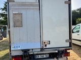 un camion blanc garé dans l'herbe
