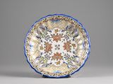 une assiette bleue et blanche ornée d'un motif floral