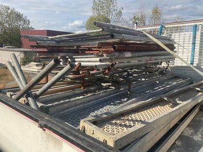 un camion avec tout un tas de tuyaux à l'arrière