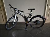 un vélo garé dans une pièce