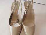 une paire de chaussures pour femme posée sur une surface blanche, avec un fond blanc