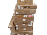 plusieurs cartons empilés les uns sur les autres, posés sur une palette