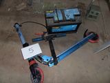 un scooter bleu portant le numéro 5