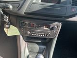 le tableau de bord d'une voiture, avec son volant et ses commandes