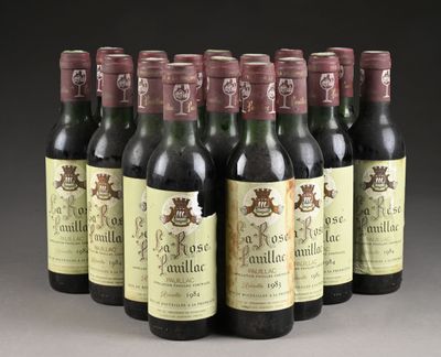 six bouteilles de vin sont alignées sur une table