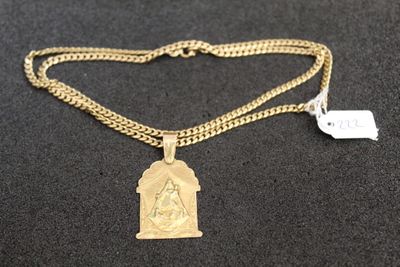 un collier plaqué or orné d'une image de la Vierge Marie