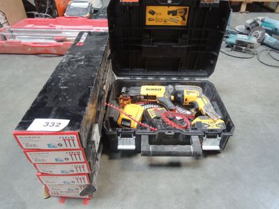une boîte à outils avec des outils à l'intérieur sur le sol