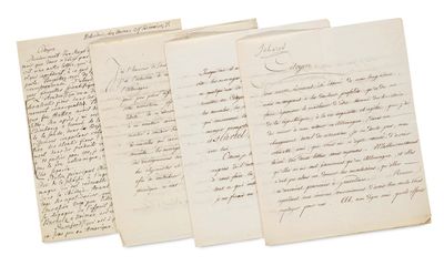 trois vieux papiers couverts d'écriture, empilés les uns sur les autres