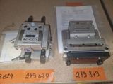 deux machines posées sur une table