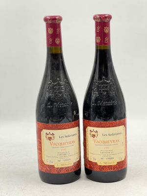 deux bouteilles de vin posées l'une à côté de l'autre sur une table