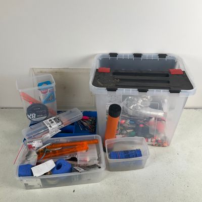 un bac en plastique contenant de nombreux outils