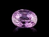 un diamant violet sur fond noir