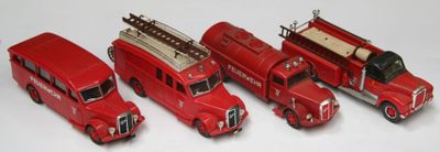 cinq camions de pompiers rouges miniatures alignés sur une surface blanche