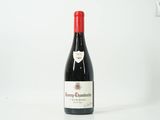 une bouteille de vin posée sur une table