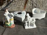 Plusieurs figurines de tailles et de formes différentes sont posées sur une table.