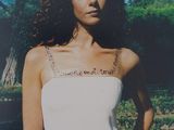 une femme en robe blanche posant pour une photo