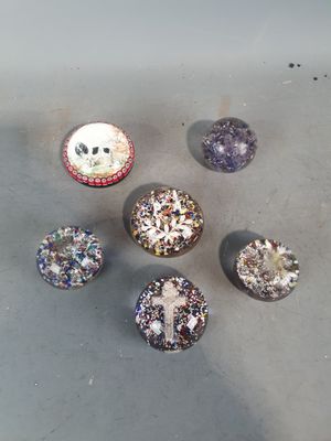 un grand nombre de boutons posés sur une table