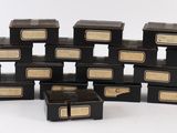 beaucoup de boîtes noires empilées les unes sur les autres