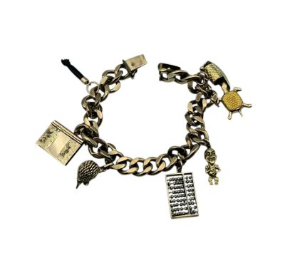 Bracelet en métal doré comprenant des breloques en or tortue…