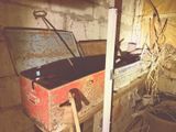une vieille boîte à outils posée dans un coin d'une pièce