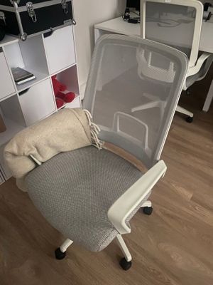 une chaise placée devant un bureau d'ordinateur