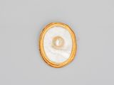 une broche en or et nacre
