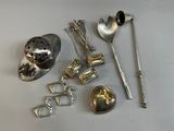 de nombreuses cuillères en argent et d'autres objets sur la table