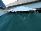 un parapluie vert posé devant une maison