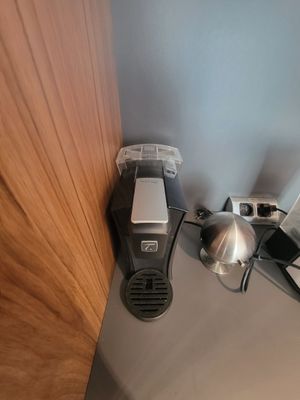 une photo représentant une cafetière et d'autres objets posés sur une table