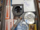 une boîte remplie d'objets assortis posée sur une table