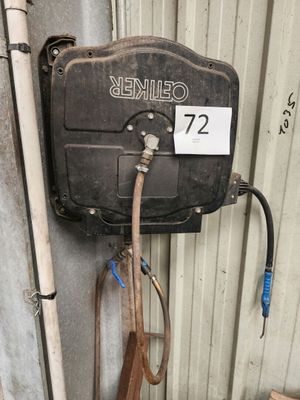 une photo d'un chauffe-eau auquel est raccordé un tuyau