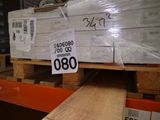 une grande pile de boîtes sur une palette dans un entrepôt