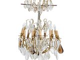 un lustre en verre et en laiton