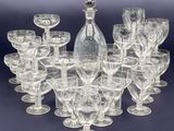 beaucoup de verres à vin et une carafe sur la table