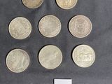 six types de pièces différents posés sur une table, accompagnés d'une étiquette indiquant leur prix