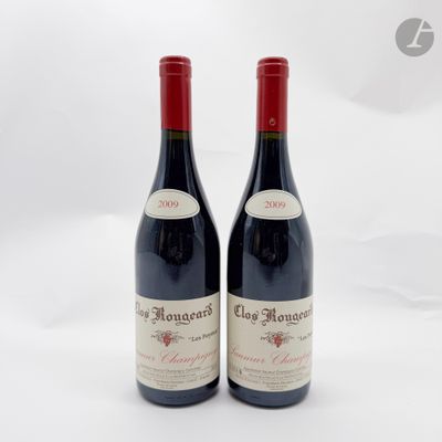deux bouteilles de vin rouge posées l'une à côté de l'autre sur une surface blanche
