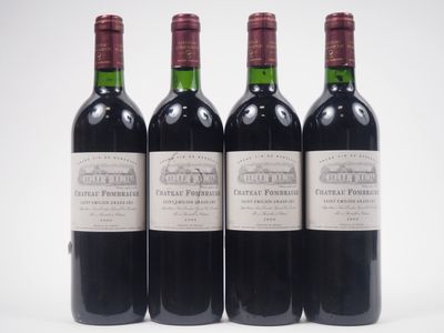 trois bouteilles de vin rouge sont alignées sur une surface blanche