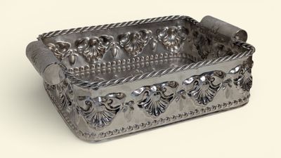 Grande bannette rectangulaire en métal argenté travaillé au …