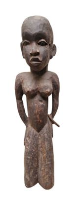 une image représentant une statue de femme tenant un couteau à la main