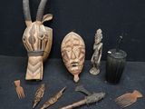 de nombreux objets posés sur une surface noire