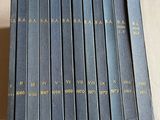 six livres sont empilés sur une table