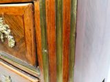 une commode en bois ornée de ferrures en laiton