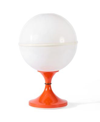 une lampe de table orange surmontée d'un globe blanc