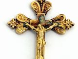une image représentant une croix en or sur laquelle figure Jésus