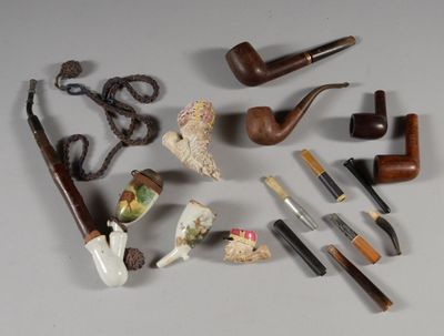 de nombreux types de pipes posés sur la table