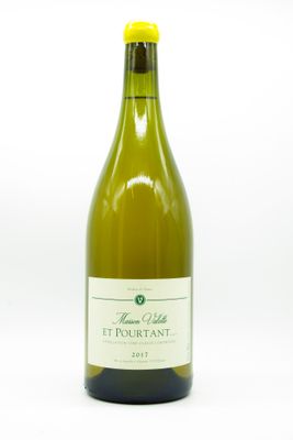 la bouteille de vin blanc est posée sur une surface blanche