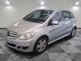 une photo d'une mercedes classe b argentée garée sur un sol en damier